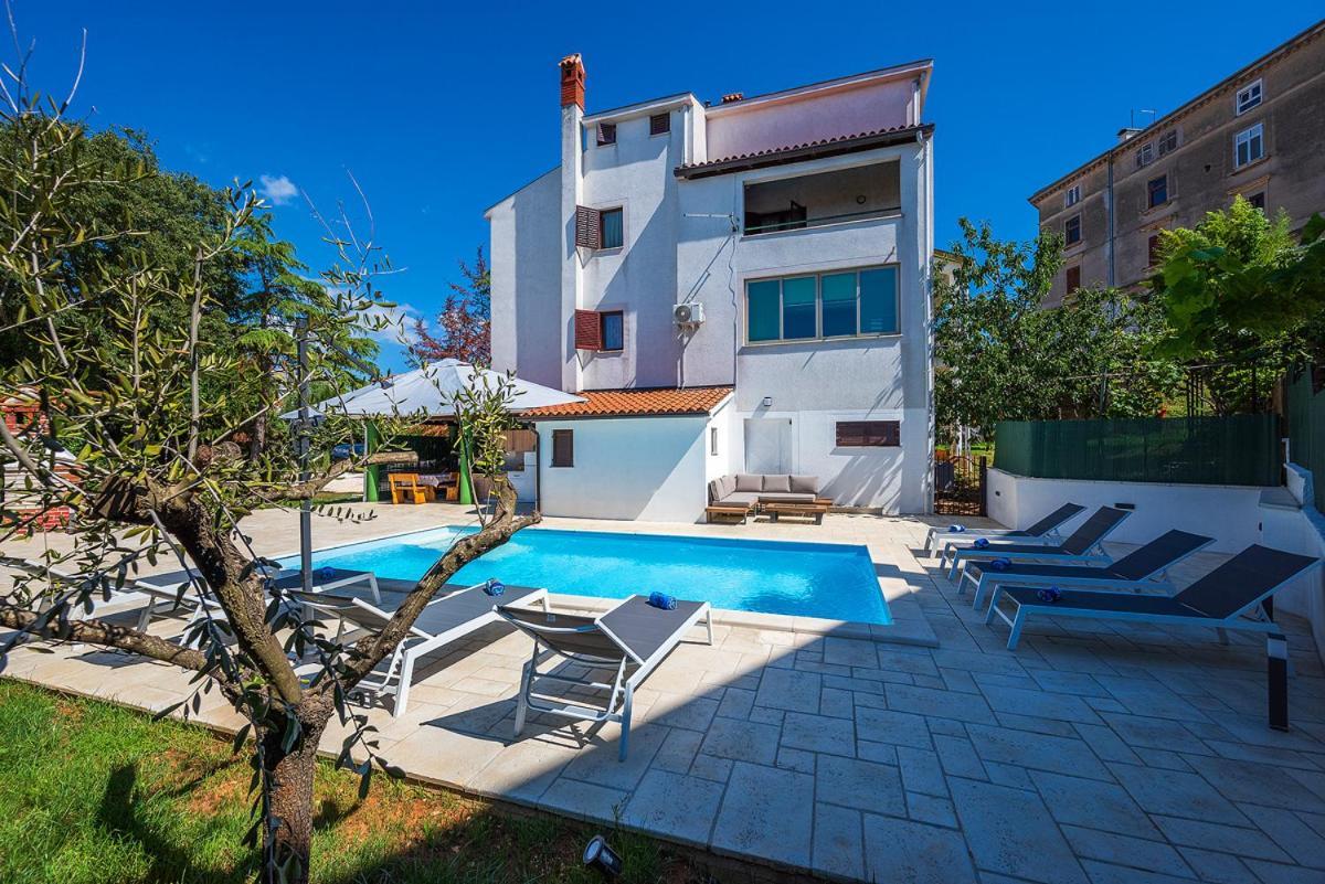 Big Swimming Pool Apartment Monvidal Pula Exteriér fotografie