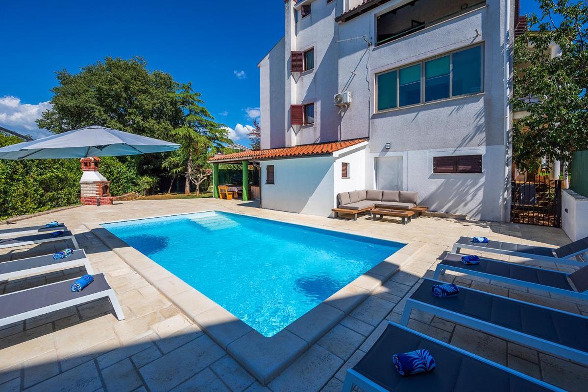 Big Swimming Pool Apartment Monvidal Pula Exteriér fotografie