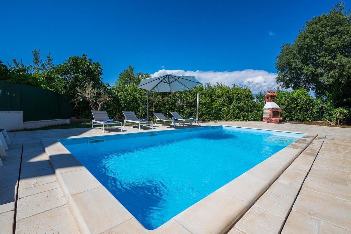 Big Swimming Pool Apartment Monvidal Pula Exteriér fotografie