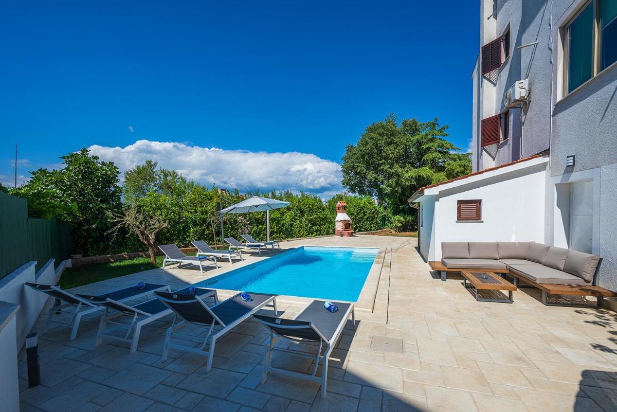 Big Swimming Pool Apartment Monvidal Pula Exteriér fotografie